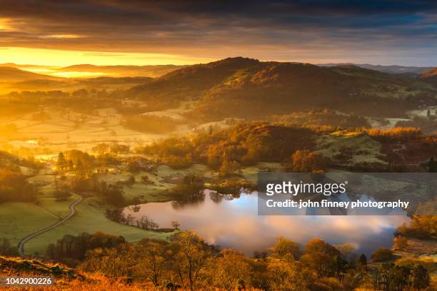 loughrigg tarn winter sunrise, ambleside, lake district, uk - english lake district bildbanksfoton och bilder