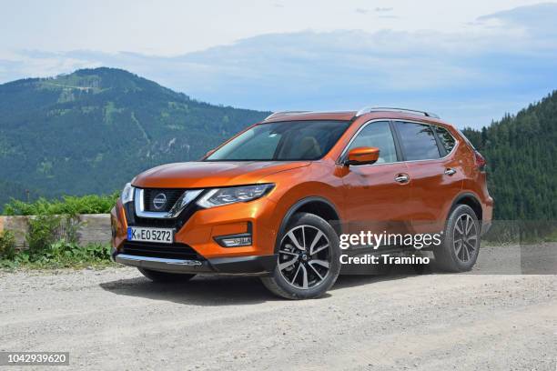 nissan x-trail in berglandschaft - nissan stock-fotos und bilder