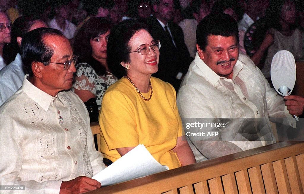 Philippine President Joseph Estrada (R)