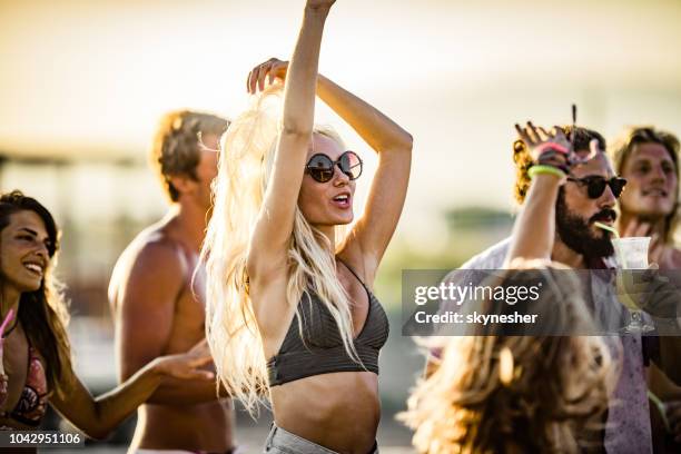 belle femme s’amuser sur une partie de journée d’été. - beach music festival photos et images de collection