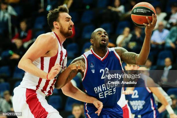 James Anderson of Anadolu Efes vies with player of Olympiakos during the Alexander Gomelsky's Cup match between Olympiakos and Anadolu Efes in...