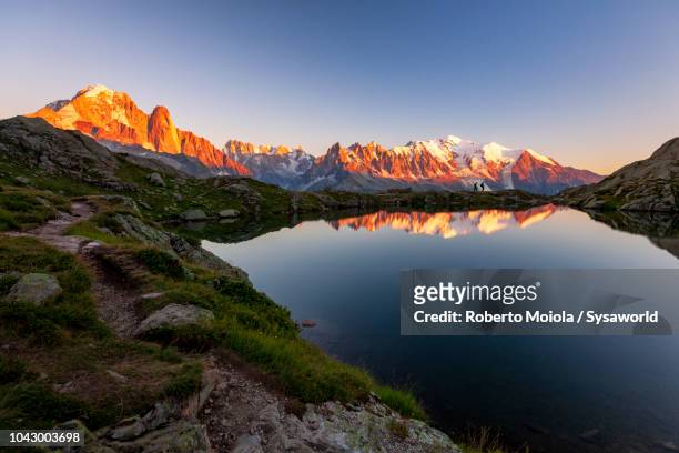 mont blanc massif reflected in lac des chéserys - lake chesery stockfoto's en -beelden