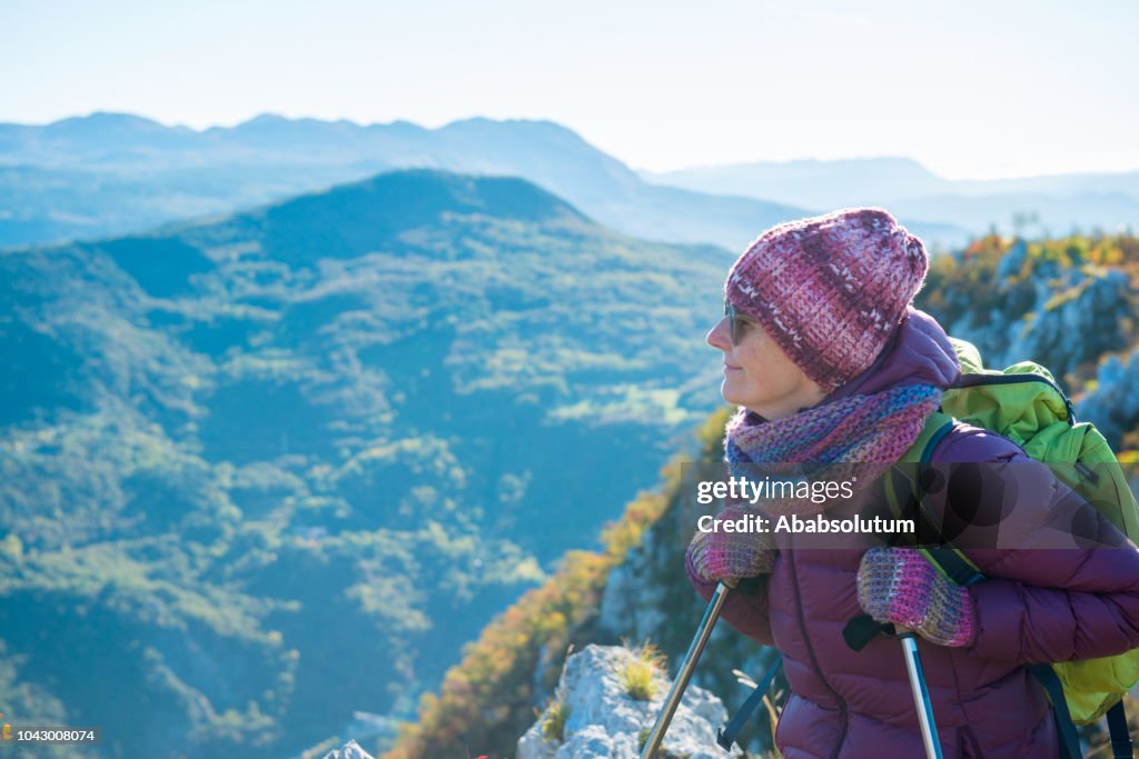 Escursionismo femminile senior all'alba autunnale nelle Alpi Giulie meridionali, Europa