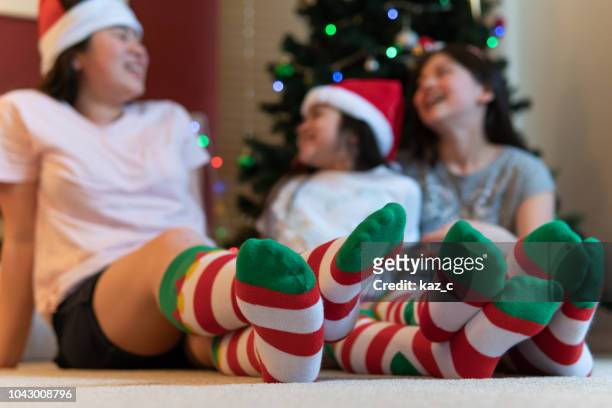 女孩的腳在新奇的聖誕襪子特寫 - stockings feet 個照片及圖片檔