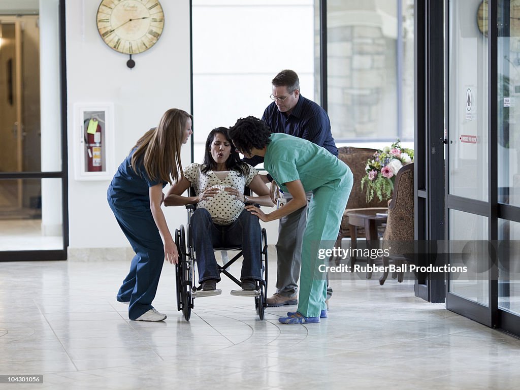 Mulher grávida no trabalho no hospital