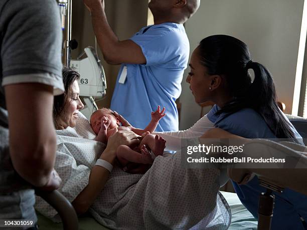 usa, utah, payson, childbirth in hospital - black mother holding newborn stock-fotos und bilder