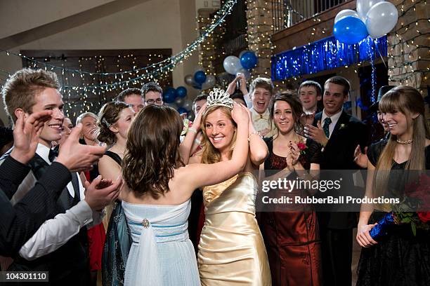 usa, utah, cedar hills, ragazzi (14-17) alla high school ballo di fine anno scolastico - ballo di fine anno scolastico foto e immagini stock