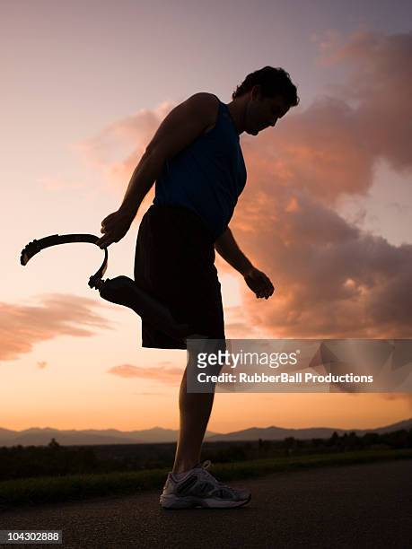 tutina con una protesi con branche stretching - piede artificiale per lo sport foto e immagini stock
