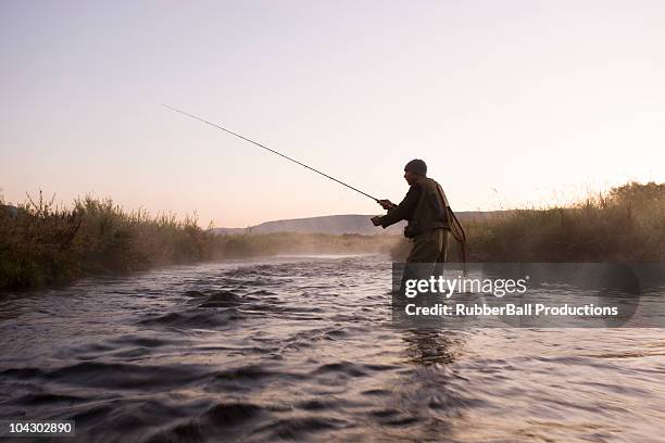 pescador con mosca - fly fishing fotografías e imágenes de stock