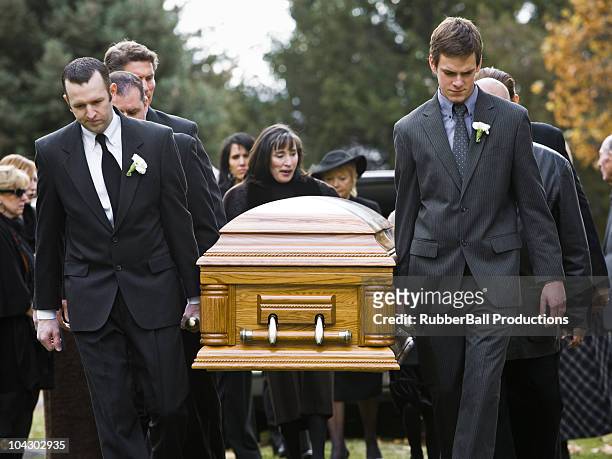 personas en una funeral - pallbearer fotografías e imágenes de stock
