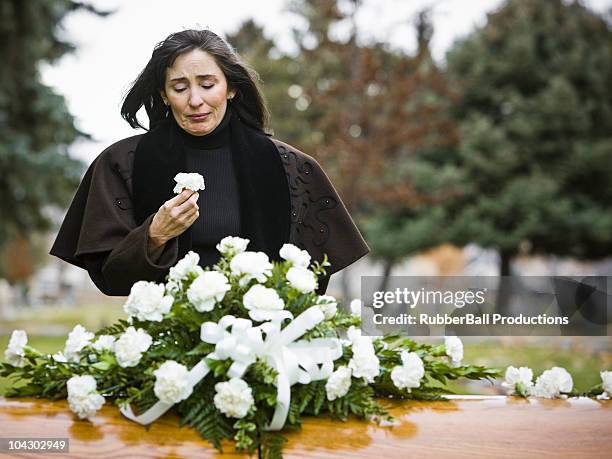 mujer en un funeral - viuda fotografías e imágenes de stock