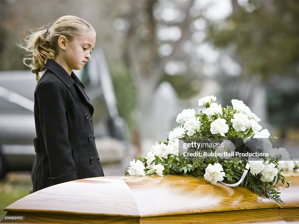 Chica en un funeral