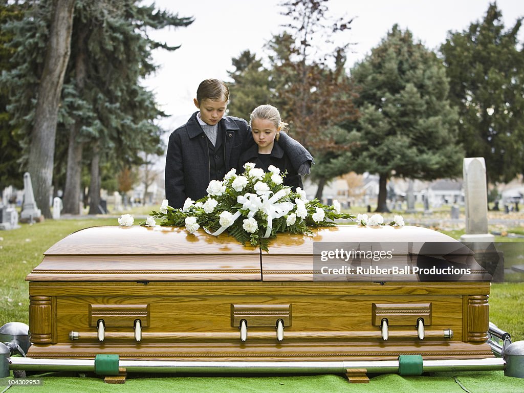 Irmão e irmã em uma funeral