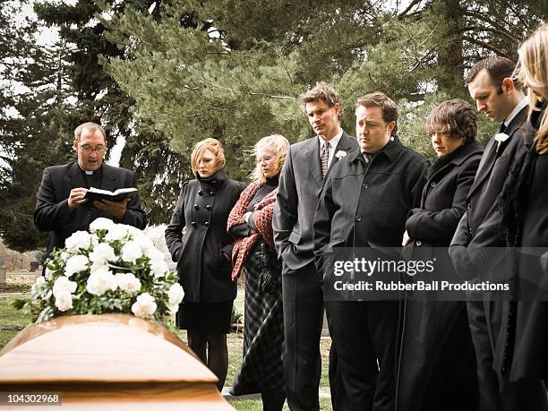 menschen bei einer beerdigung - funeral fotos stock-fotos und bilder