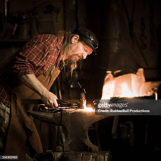 schmied halten einen hammer - blacksmith sparks stock-fotos und bilder