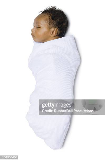 newborn baby in white - babydeken stockfoto's en -beelden