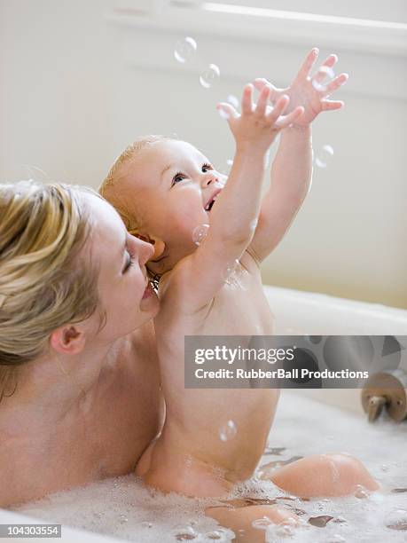 mutter und baby nimmt ein schaumbad - mother and baby taking a bath stock-fotos und bilder