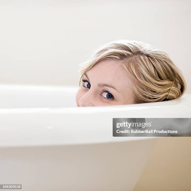 frau nimmt ein bad - woman bath bubbles stock-fotos und bilder