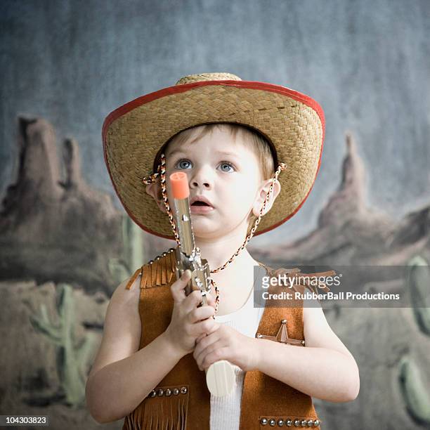 kleine junge, so zu tun, als seien cowboy - cowboy costume stock-fotos und bilder