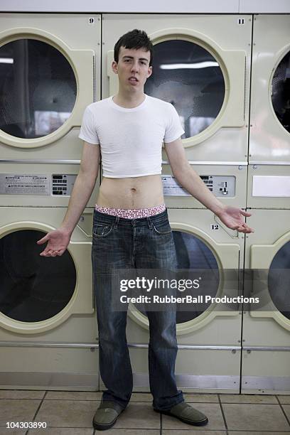 man wearing a shrunken t-shirt - demasiado pequeño fotografías e imágenes de stock