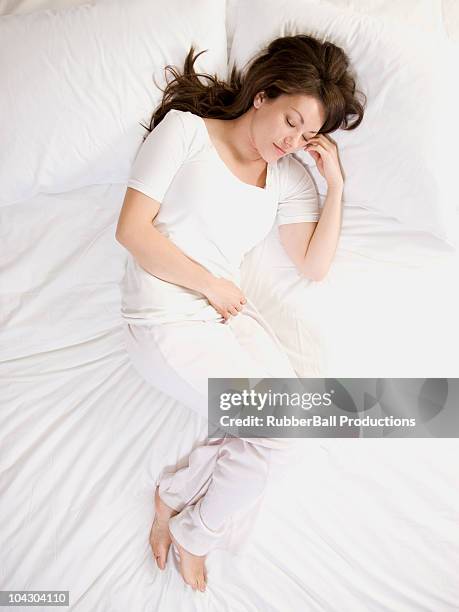 frau im bett - bed on white background stock-fotos und bilder