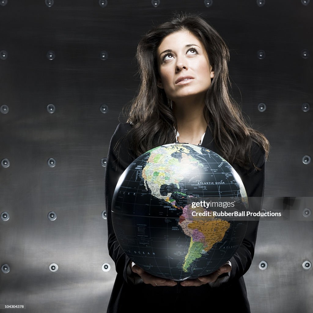 Femme d'affaires avec un globe dans ses mains