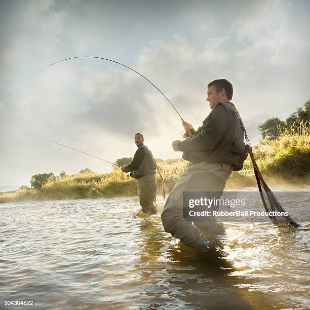 mosca pescador pesca no rio de montanha - vadear imagens e fotografias de stock