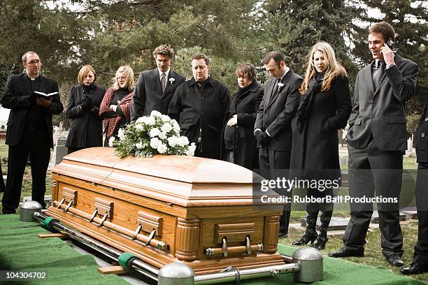 people at a funeral in a cemetery - 棺材 個照片及圖片檔