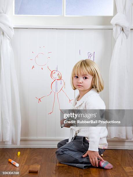 child drawing on the wall - kid with markers 個照片及圖片檔