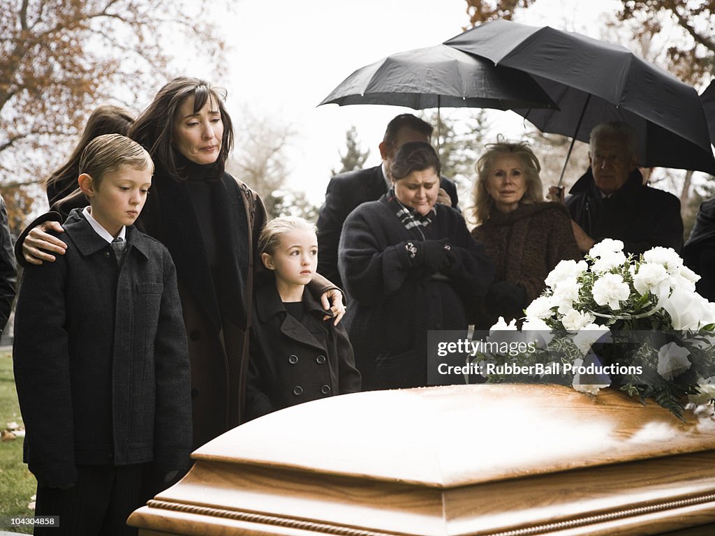 Personas en una funeral en un cementerio