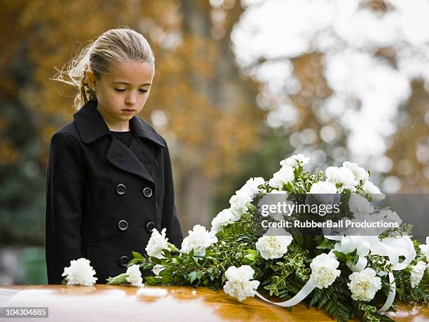 menina em funeral - mourning imagens e fotografias de stock