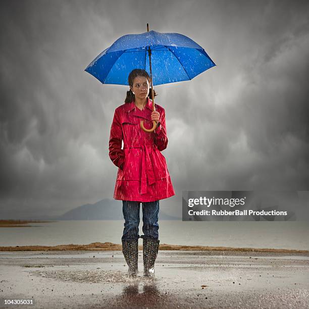 joven mujer con sombrilla jugar en charco - white and black women and umbrella fotografías e imágenes de stock