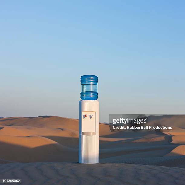 usa, utah, little sahara, einsam trinkwasserbehälter auf die wüste - trinkwasserbehälter stock-fotos und bilder