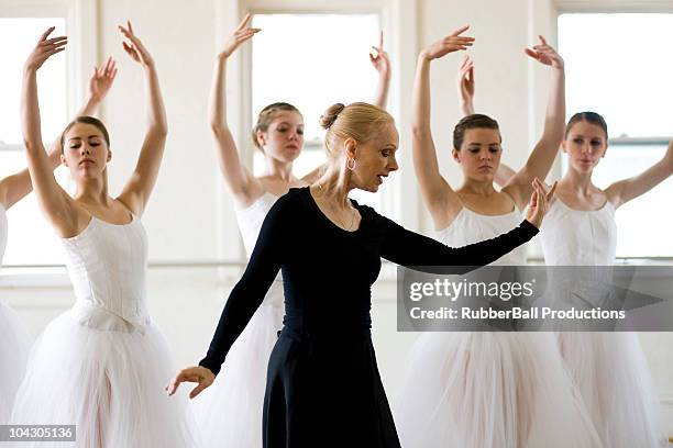 donna matura insegnare bambina (12-13, 14-15, 16-17) ballerina in studio - dance teacher foto e immagini stock