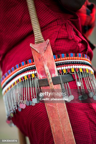 maasai kralen en wapen, masai mara, kenia, afrika - masai warrior stockfoto's en -beelden