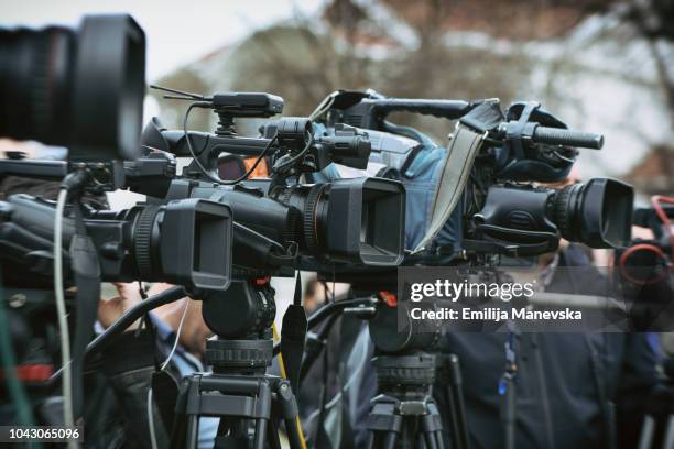 close-up of camera on tripod - media press conference stock pictures, royalty-free photos & images