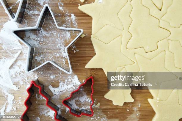 cutting christmas cookies out of sugar cookie dough - pastry cutter fotografías e imágenes de stock