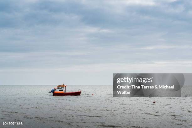 small fishing boat on the north sea - fischerboot stock-fotos und bilder