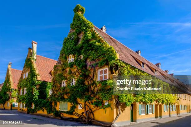 augsburg, de fuggerei (beieren, duitsland) - augsburg stockfoto's en -beelden