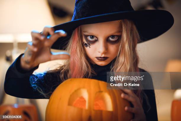 little hexe - halloween kid stock-fotos und bilder
