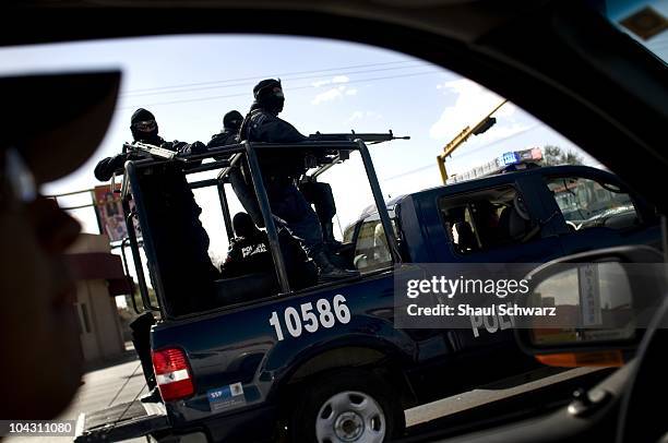 Federalis search cars at a impromptu checkpoint near the border in Juarez. Frequently Army and Police forces take such measures in attempt to catch...