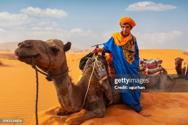 berber homem ao pôr do sol no deserto de merzouga, marrocos - berbere - fotografias e filmes do acervo