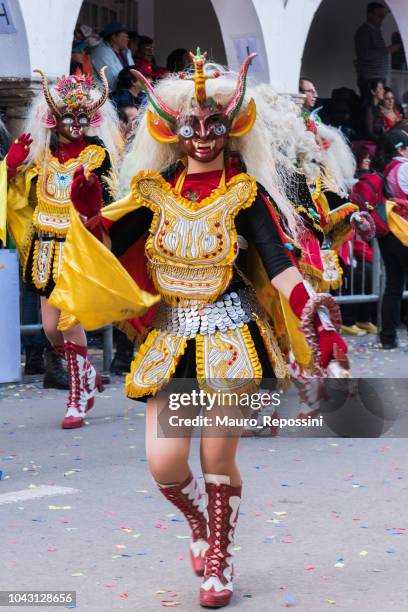 ballerina con maschera diablada al carnevale di oruro in bolivia. - oruro foto e immagini stock