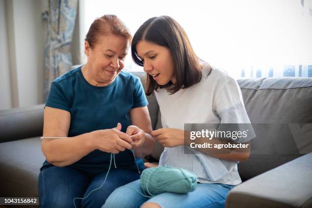 mutter mit tochter immer bereit zu stricken - old granny knitting stock-fotos und bilder