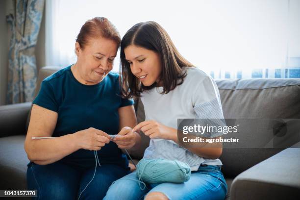 mutter mit tochter immer bereit zu stricken - old granny knitting stock-fotos und bilder