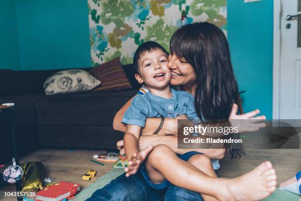 mãe, brincando com seu filho pequeno - tickling - fotografias e filmes do acervo