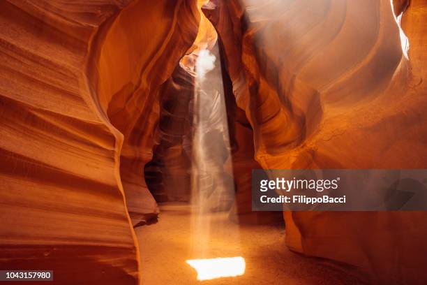 raios de luz em antelope canyon - grand canyon - fotografias e filmes do acervo