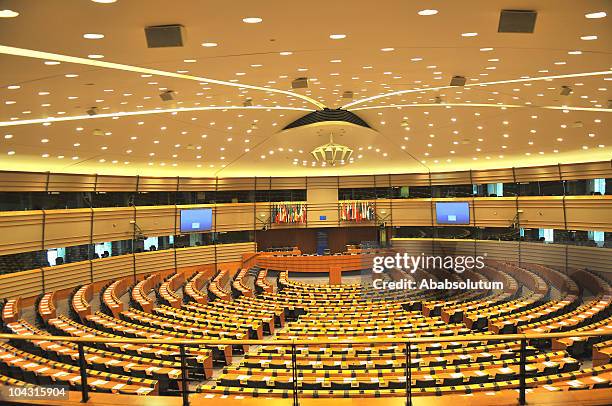 leere europäischen parlament versammlung in brüssel, belgien - regierungsgebäude fahnen stock-fotos und bilder