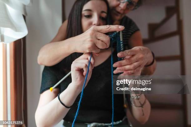 mamma che insegna alla figlia a lavorare a maglia - mani fili foto e immagini stock