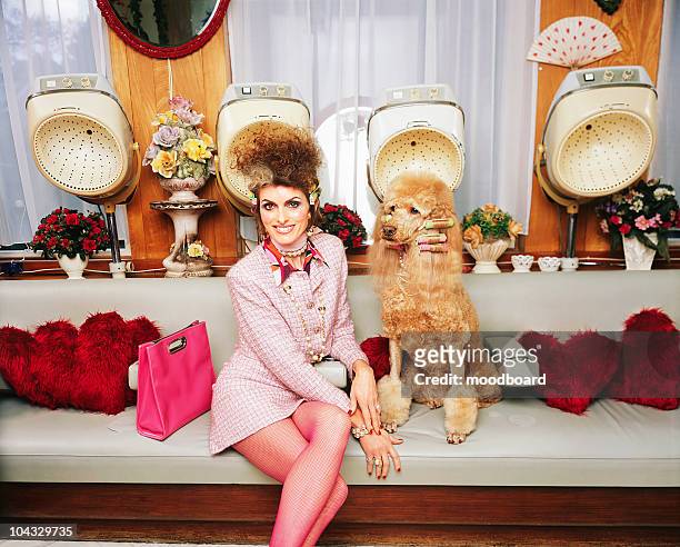 mulher com animal de estimação de poodle em retro salão de cabeleireiro - bolsa rosa - fotografias e filmes do acervo